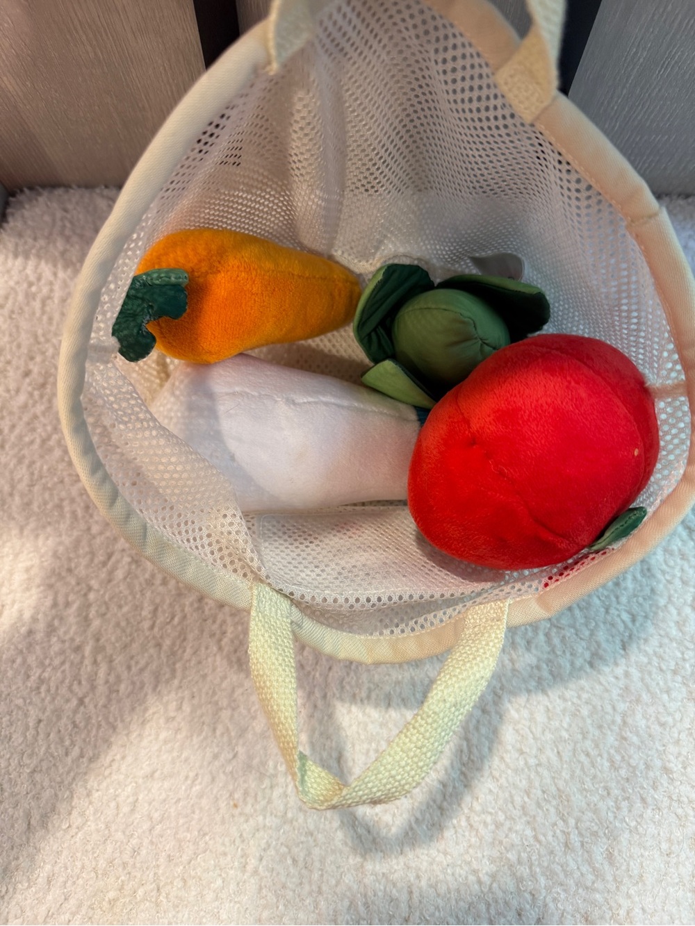 Melissa & Doug Farmer’s Market Fill & Spill Plush Play Food Set Mesh Tote Toy - Picture 5 of 11